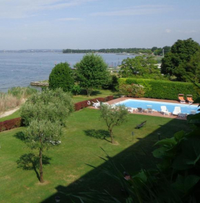 Appartamento ORCHIDEA a Sirmione sul Lago di Garda con piscina, giardino e spiaggia con molo Sirmione